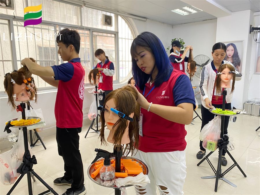 南寧學(xué)美發(fā)哪里的學(xué)費(fèi)便宜？南寧美發(fā)學(xué)校哪里比較專業(yè)？