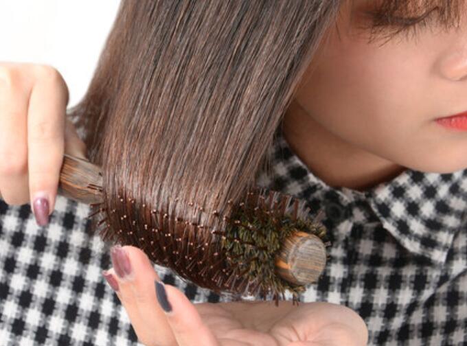 如何快速清理卷發(fā)梳上的頭發(fā)？廣西美發(fā)培訓班教你