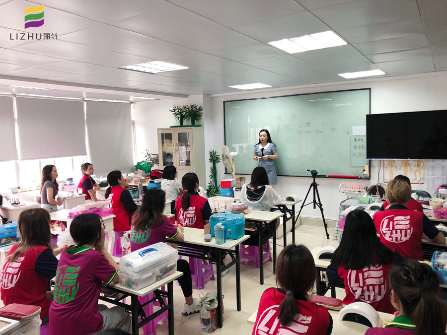 南寧學美甲好就業(yè)嗎？看看我們翌航美甲店就業(yè)專場吧