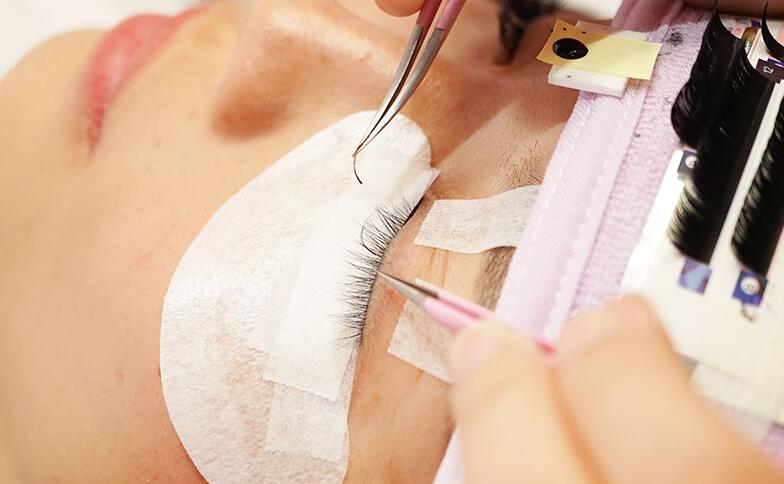 做完美睫為什么要補眉毛？去南寧美睫學(xué)校聽聽課