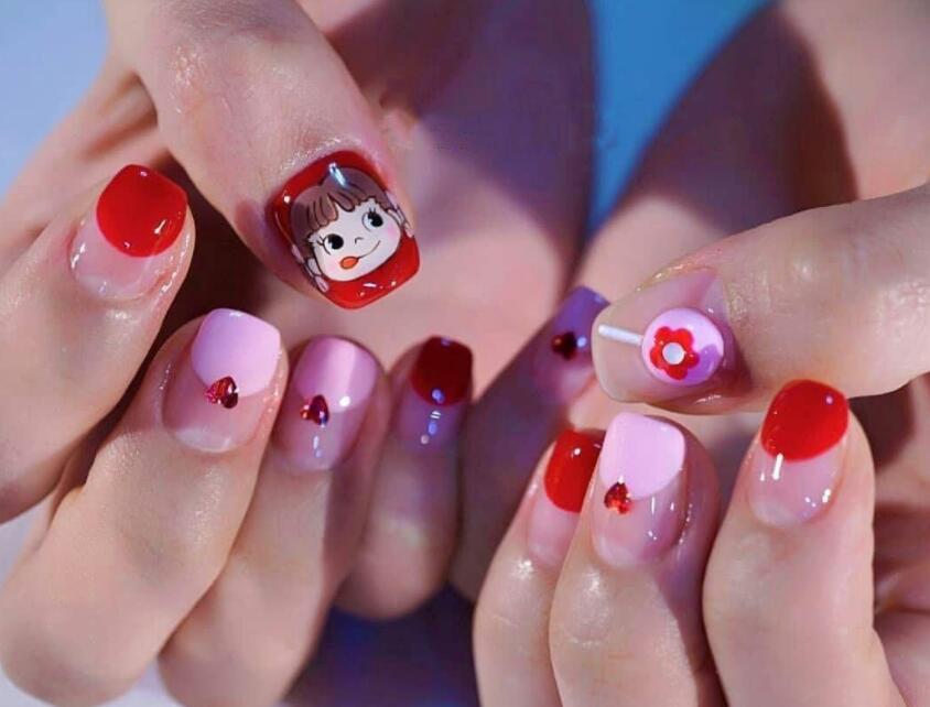 想要美甲鑲鉆貼的牢？跟著南寧專業(yè)美甲學(xué)校學(xué)就對(duì)了