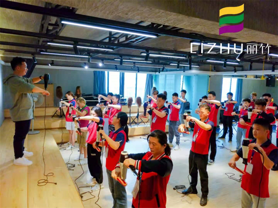 美發(fā)吹風造型教程，廣西師資強的美發(fā)學校找到了