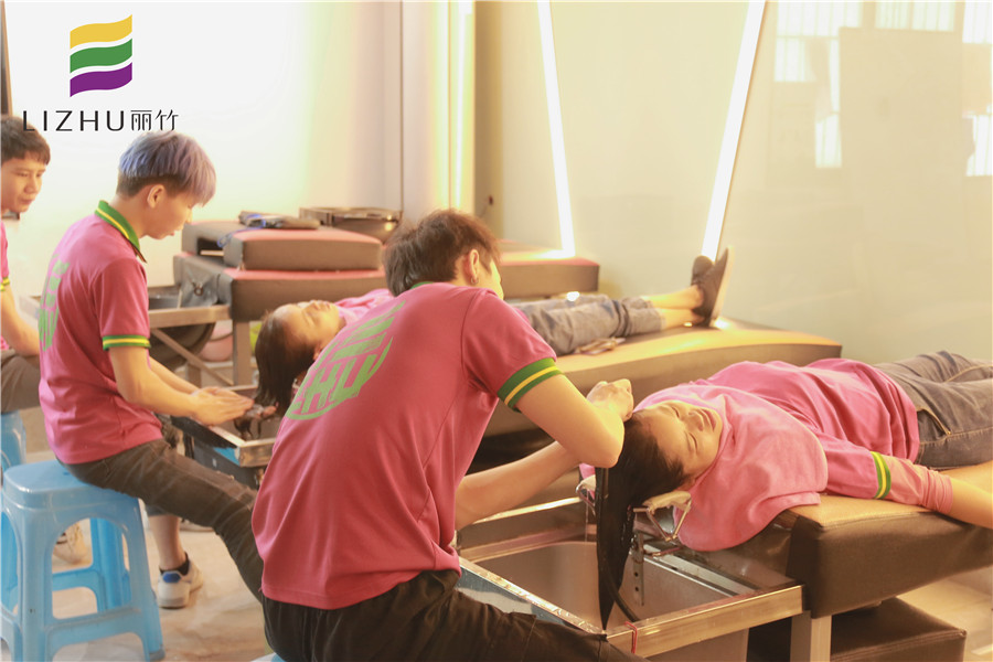 南寧哪里可以學(xué)美發(fā)？看看麗竹學(xué)校洗護(hù)就知道