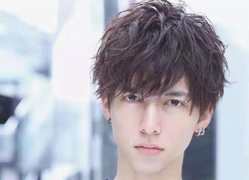 錫紙燙兩邊的頭發(fā)需要剪嗎？廣西正規(guī)美發(fā)學(xué)校告訴你