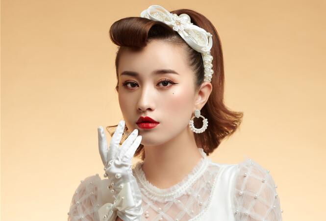 復(fù)古迪斯科妝容造型，廣西化妝學(xué)校這款造型愛了嗎？