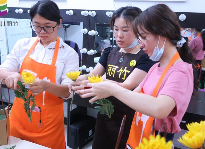 插花如何進(jìn)行色彩搭配？南寧花藝培訓(xùn)班來教你