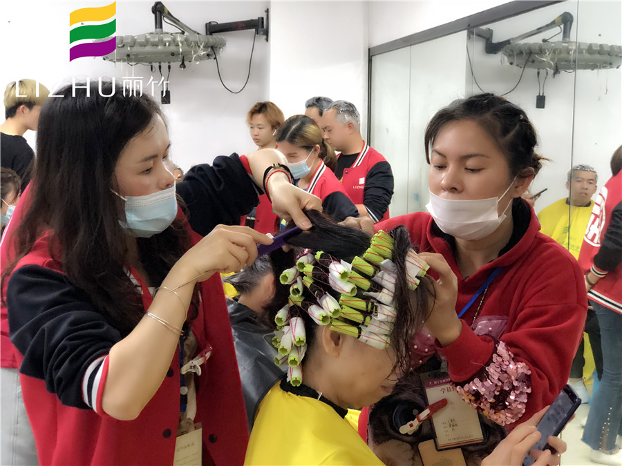 美發(fā)初學(xué)者燙發(fā)上杠基本操作方法，南寧美發(fā)學(xué)校分享