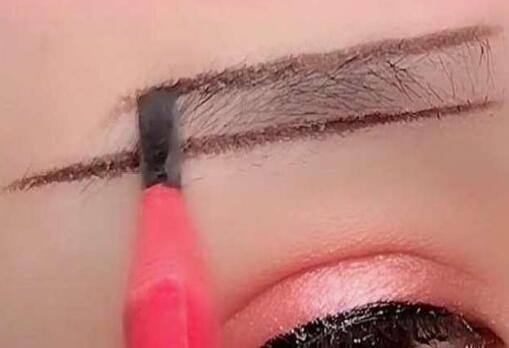 初學(xué)化妝畫好眉毛的教程，來(lái)南寧化妝學(xué)校學(xué)習(xí)