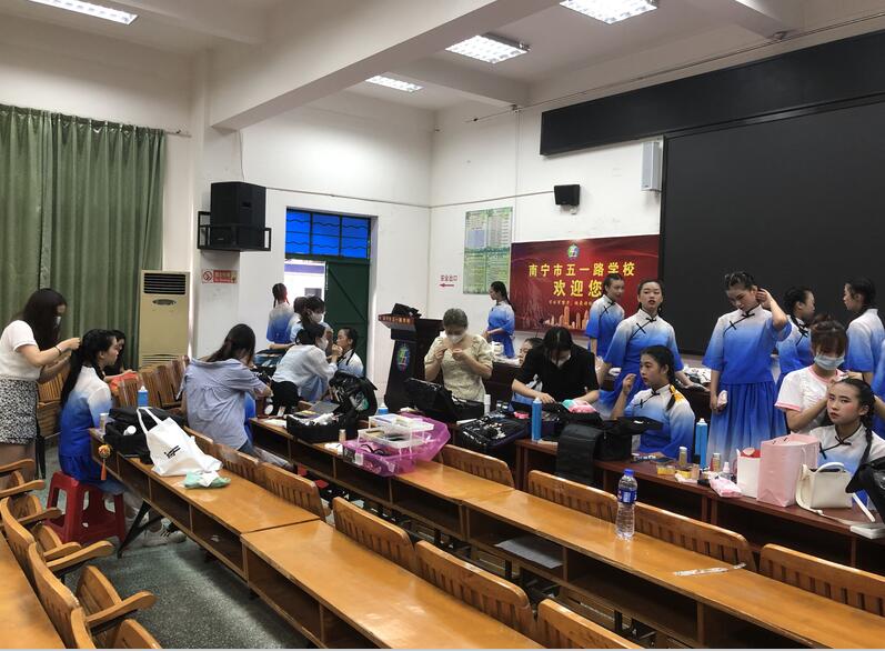 南寧化妝學校外出實踐，受到演員比心點贊