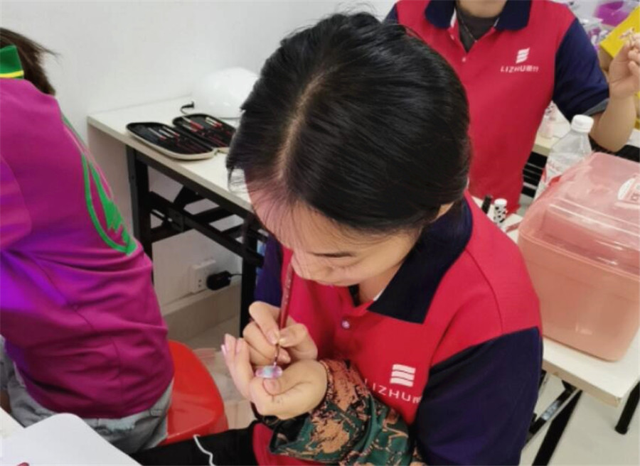 喜歡美甲，是因?yàn)樗娜f種風(fēng)情