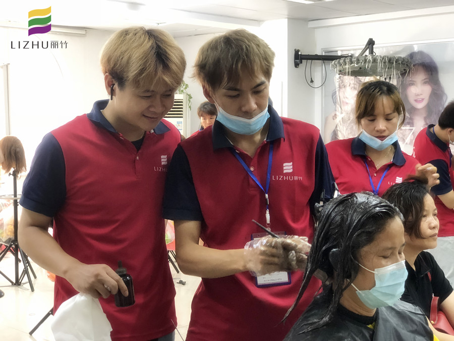 涂抹染膏的技巧，南寧美發(fā)師培訓(xùn)必須課程