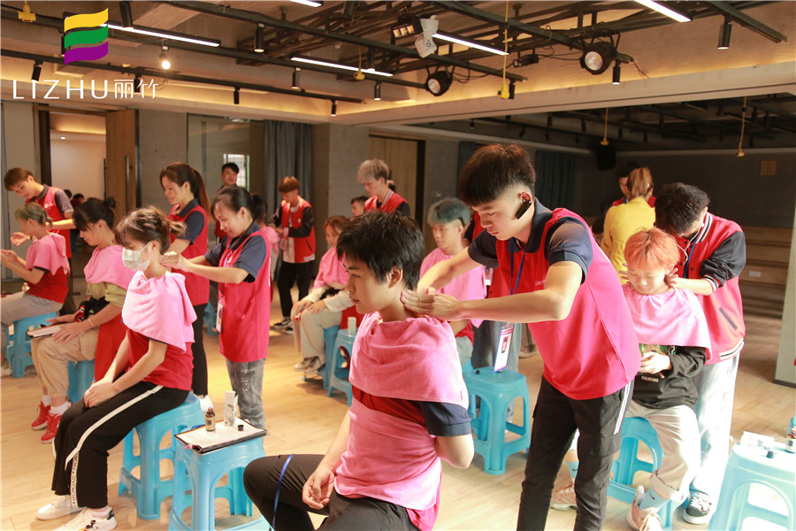 學(xué)美發(fā)為什么要學(xué)按摩？南寧專業(yè)美發(fā)學(xué)校告訴你