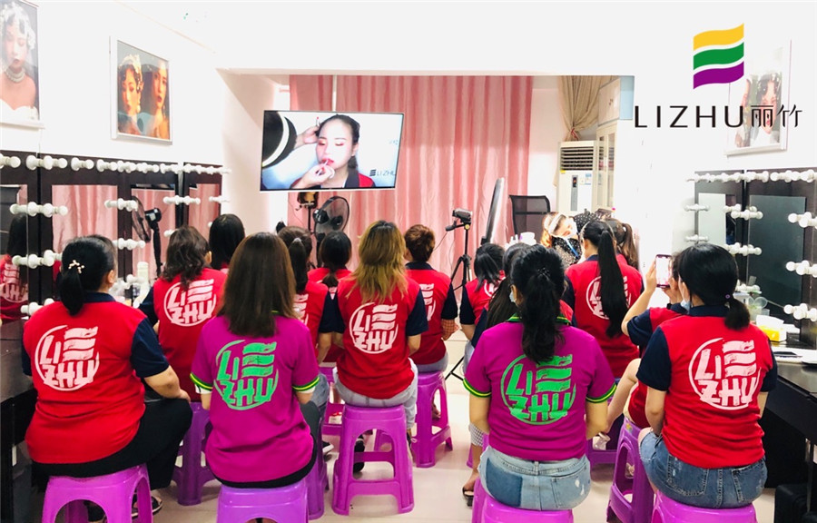 跟著南寧化妝學校學，新手也能畫出驚艷的唇妝