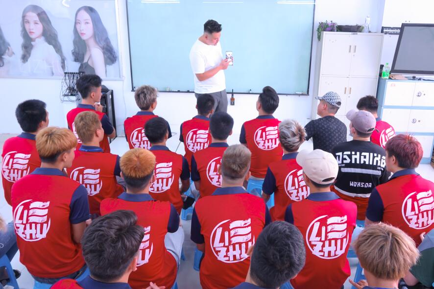 南寧學美發(fā)有前途嗎？選對美發(fā)培訓學校很重要