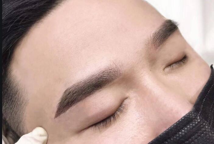 男士紋眉如何設(shè)計(jì)？快和廣西紋繡班學(xué)習(xí)