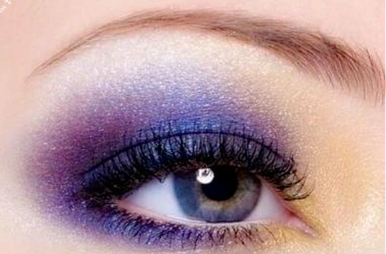 眼影脫妝怎么辦？南寧人氣高彩妝學(xué)校教你