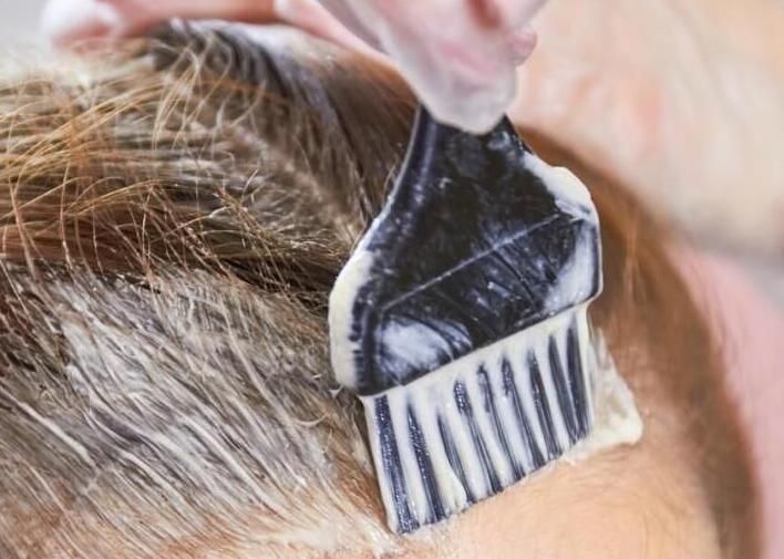 染發(fā)的時候頭皮痛？南寧技術(shù)好的美發(fā)學(xué)校來解答