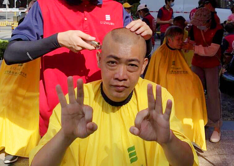 義剪活動受點贊，看看廣西美發(fā)學校哪家實踐機會多