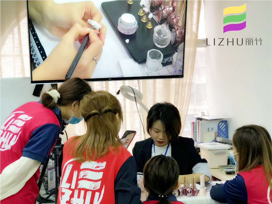 來廣西美甲培訓(xùn)班學(xué)美甲，重找生活目標(biāo)