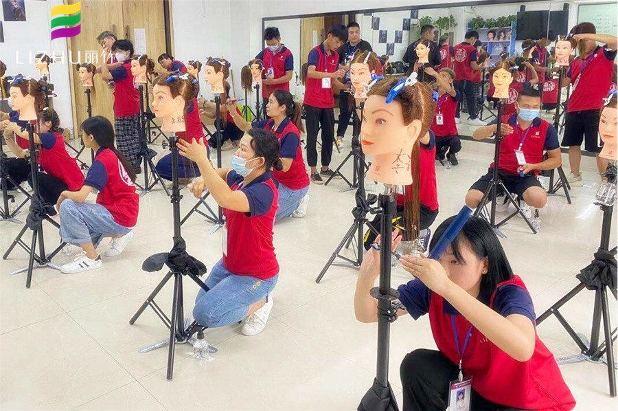 想知道美發(fā)水平線修剪技巧？來廣西美發(fā)學(xué)校看看