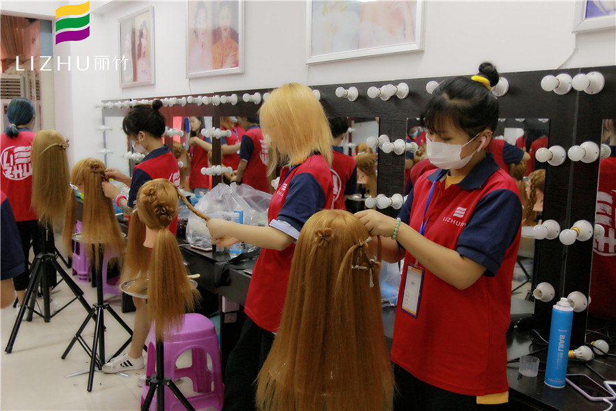 幸運(yùn)草森系編發(fā)，快來廣西彩妝造型學(xué)校學(xué)習(xí)下