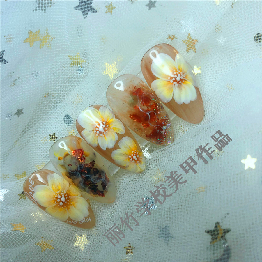 南寧學(xué)美甲的培訓(xùn)學(xué)校課程：什么是縮膠？