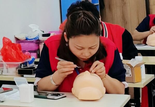 南寧專業(yè)美睫培訓(xùn)學(xué)校：學(xué)美睫有前途嗎？