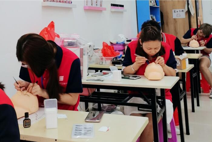 南寧美睫培訓(xùn)學(xué)校，學(xué)專業(yè)美睫技術(shù)