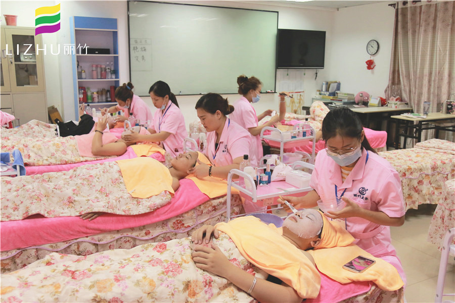 混油皮和混干皮的區(qū)別？廣西人氣高美容學(xué)校幫你解答