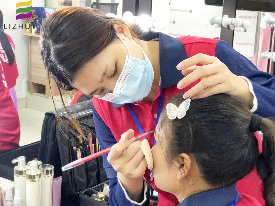 面試的妝容怎么畫？南寧彩妝師培訓(xùn)教你