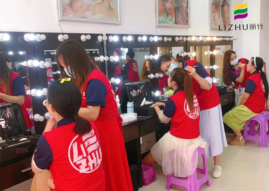 南寧化妝去哪里學(xué)？來麗竹化妝全能班啊