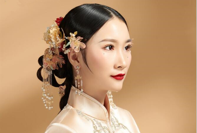 簡約秀禾新娘造型，看南寧化妝學校哪家有實力