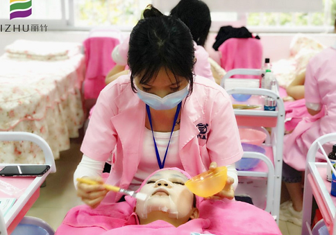 怎么做面部水療？廣西美容課堂上課教你