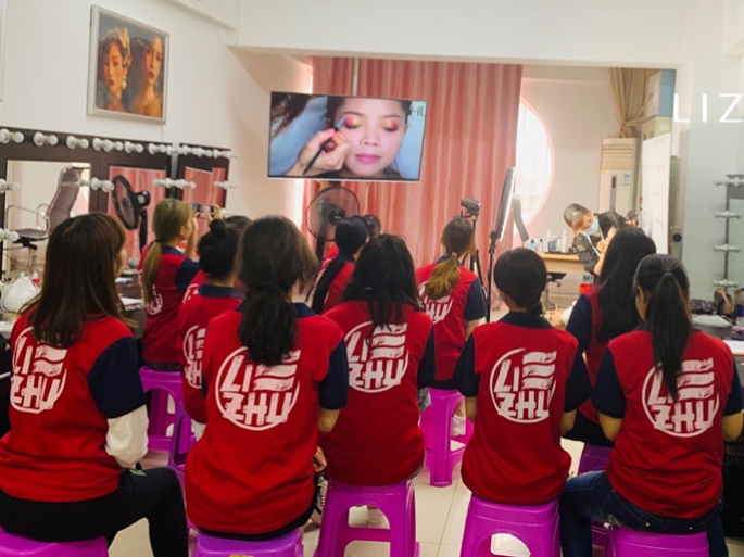 南寧學(xué)化妝的學(xué)校分享給你的職業(yè)妝容畫法