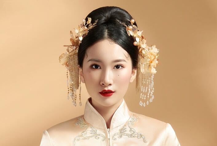 看中式新娘造型魅力，感受南寧化妝學(xué)校實(shí)力