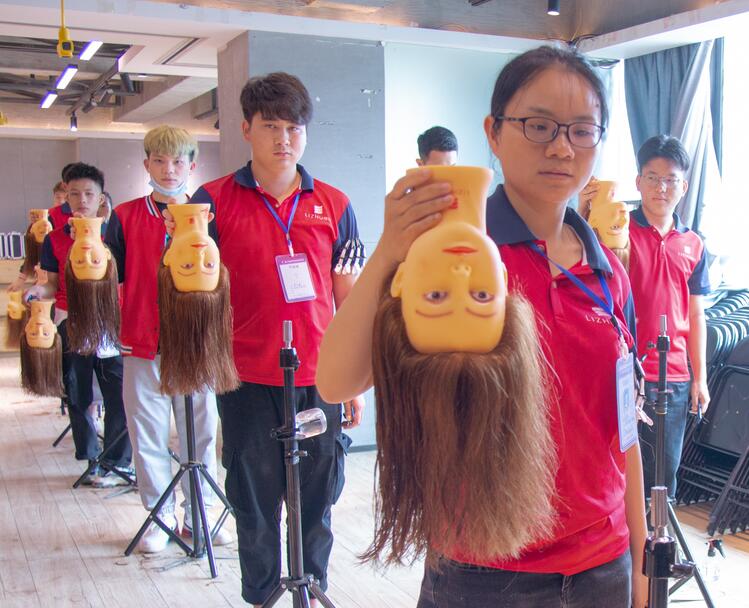 假頭如何梳理頭發(fā)？來(lái)廣西美發(fā)學(xué)習(xí)中心學(xué)習(xí)