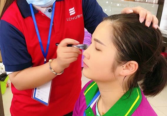 學(xué)刷子涂粉底液教程，知道廣西化妝學(xué)校哪家專業(yè)