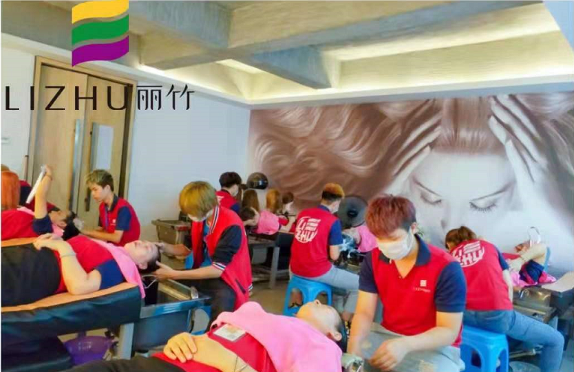 來看看廣西美發(fā)培訓(xùn)學(xué)校洗護班實操練習(xí)