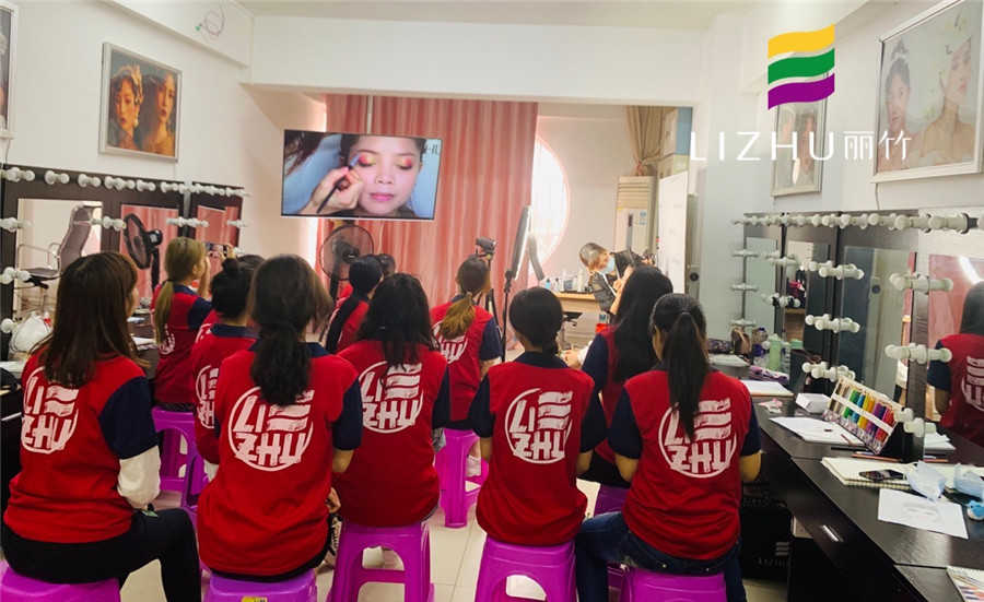 南寧化妝培訓(xùn)學(xué)什么？大地色漸變畫法教程