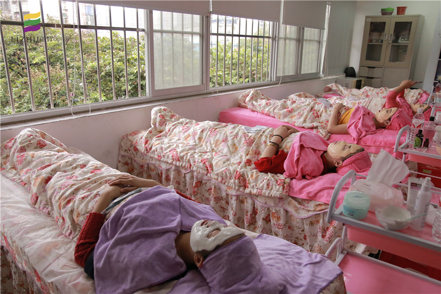 秋季如何補(bǔ)水保濕？廣西美容培訓(xùn)班教你專(zhuān)業(yè)手法