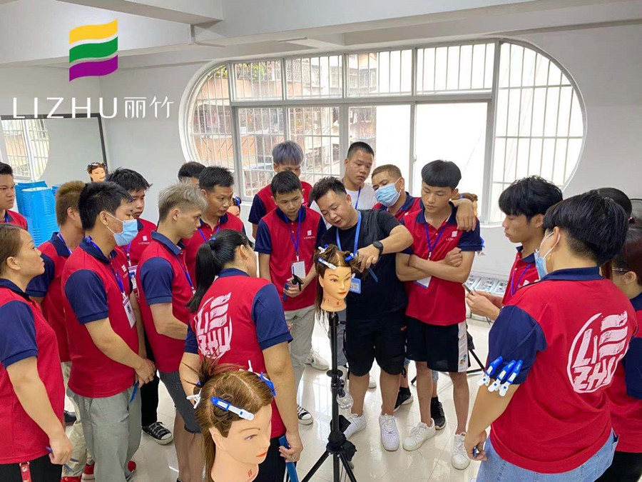 學(xué)牙剪打薄技巧，就知道南寧美發(fā)學(xué)校哪家有實(shí)力