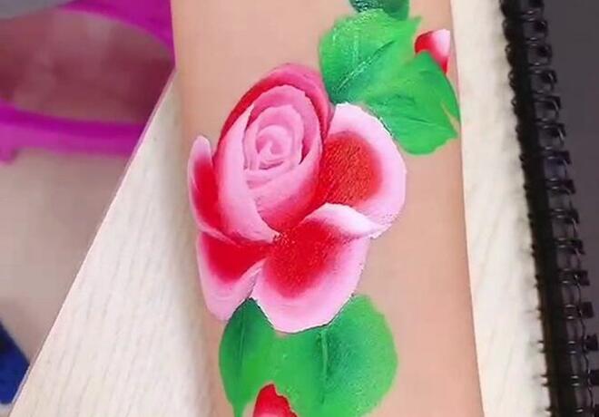 人體3D彩繪無痛紋身，實(shí)力演繹南寧美甲學(xué)校哪家技術(shù)好