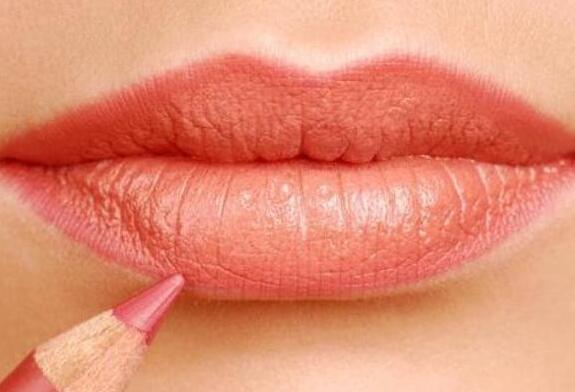 學畫唇線的方法，就知道廣西化妝學校哪家正規(guī)