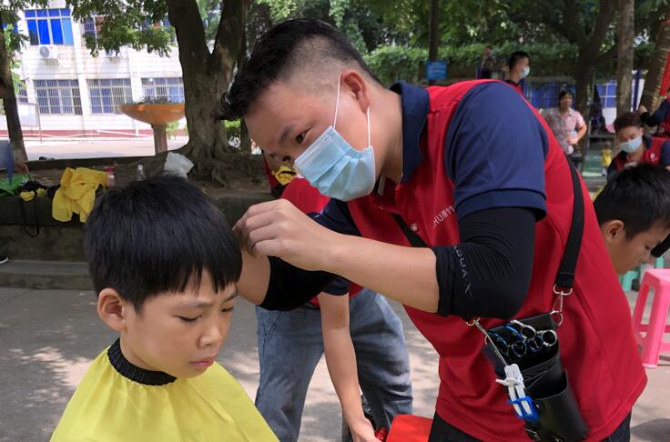 以社區(qū)義務(wù)剪發(fā)的方式，祝老師們教師節(jié)快樂