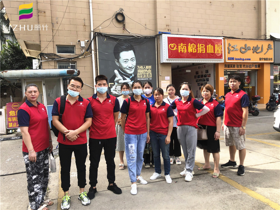 1631781966434496.jpg 部分師生在獻(xiàn)血屋前合影留念.JPG