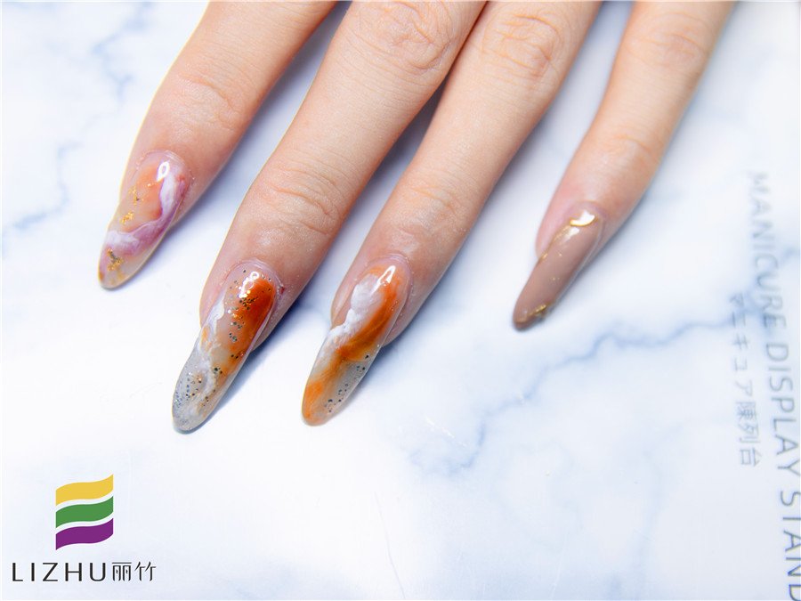 南寧美甲學(xué)校作品：早秋暈染美甲