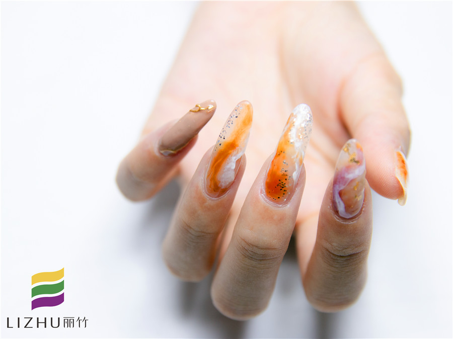 美甲封層使用方法，廣西美甲培訓(xùn)機(jī)構(gòu)教你