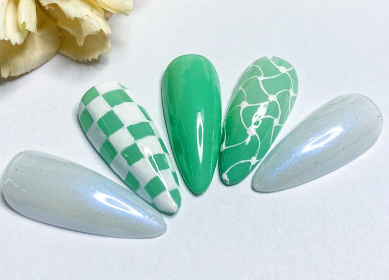 看棋盤美甲作品，知道廣西美甲學校哪家教學好