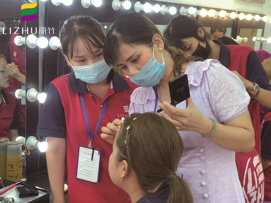 秋季化妝起皮怎么辦？廣西彩妝造型學校幫你想辦法