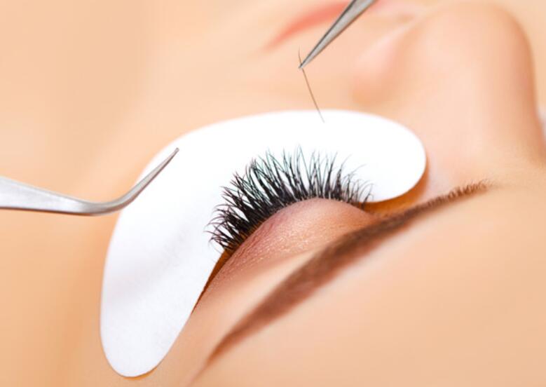 接睫毛如何防止過敏？南寧美甲美睫培訓班告訴你